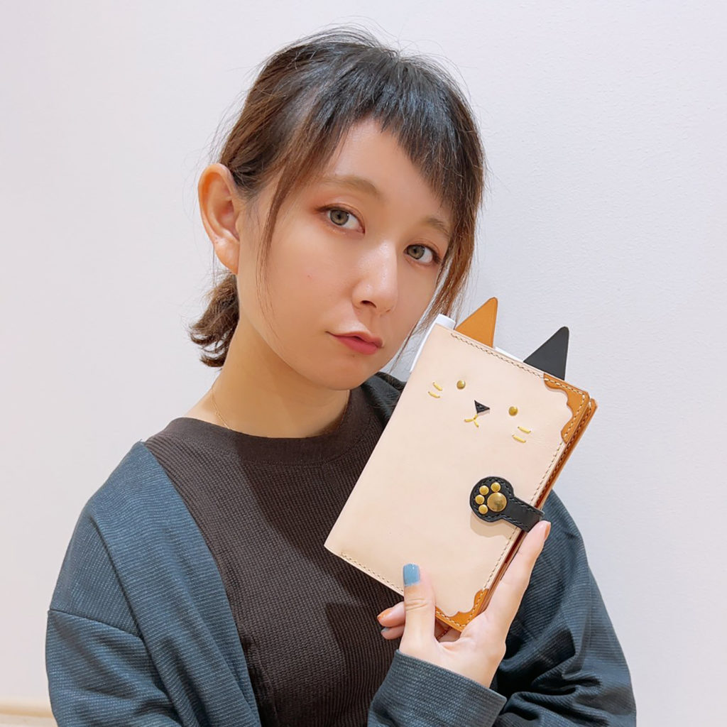 お薬手帳レザーケースネコ柄サニーワン