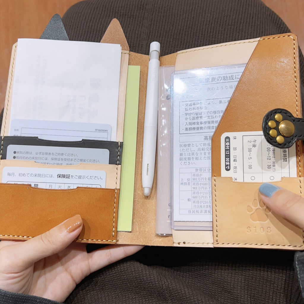 お薬手帳レザーケースネコ柄サニーワン